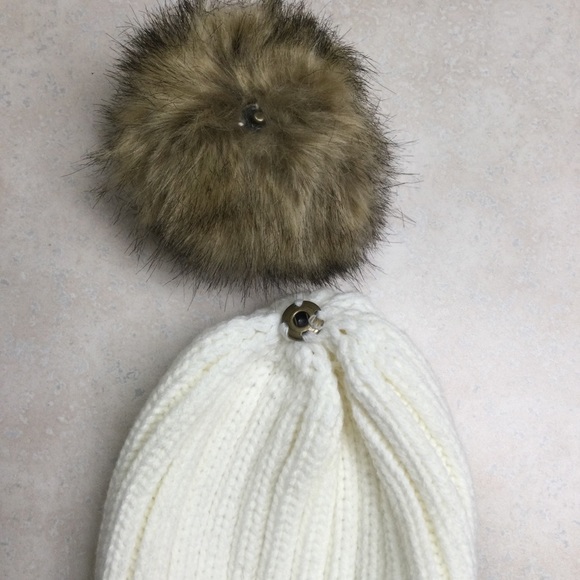 Pom hat and scarf - Picture 2 of 7